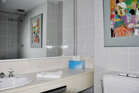 Accommodation Sydney: Hyde Park View 2 Bedroom 1 Bathroom Pet Friendly Apartment - Sydneys Hotel 3