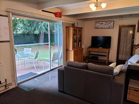 Ageri Holiday House - Sydneys Hotel 1