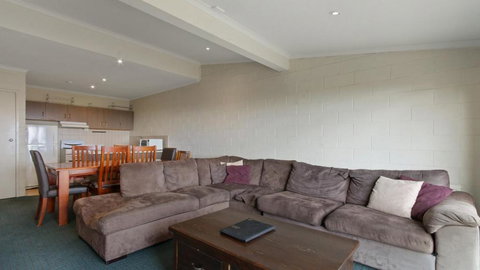 Alpine Heights 08 - Sydneys Hotel 2