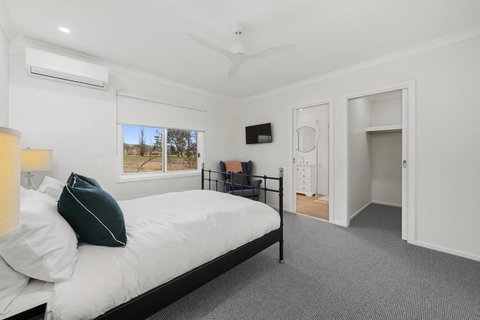Alpine Hills Hideaway - Sydneys Hotel 1