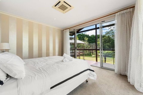 Amazing Acreage Style Living - Sydneys Hotel 0