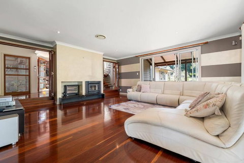 Amazing Acreage Style Living - Sydneys Hotel 1