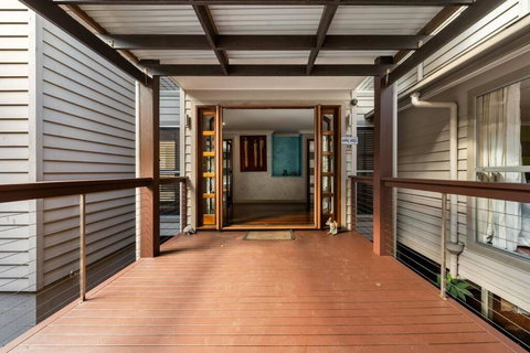 Amazing Acreage Style Living - Sydneys Hotel 2