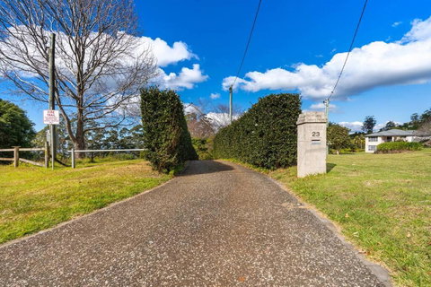 Amazing Acreage Style Living - Sydneys Hotel 3