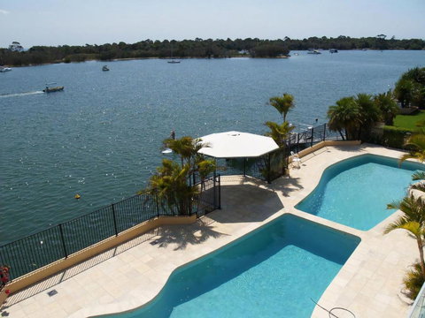 Aqua Linea 6 Noosa Parade 82 - Sydneys Hotel 1