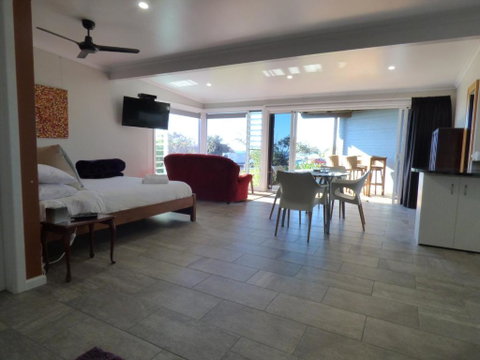 ArtHOUSE Beachfront Accommodation - Sydneys Hotel 4