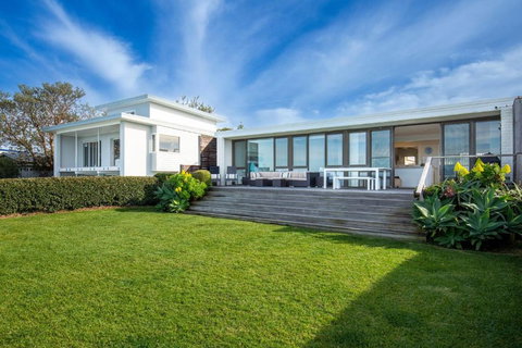 Azure Absolute Beachfront I Pet Friendly - Sydneys Hotel 2