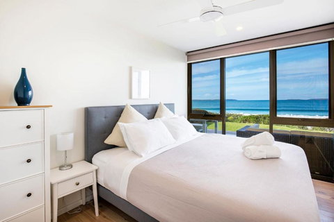 Azure Absolute Beachfront I Pet Friendly - Sydneys Hotel 3