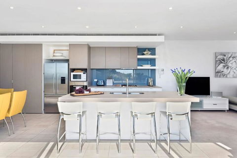 Azure Bliss Luxe With Water Views Walk To Beach - Sydneys Hotel 2