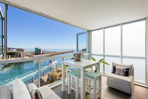 Azure Bliss Luxe With Water Views Walk To Beach - Sydneys Hotel 0