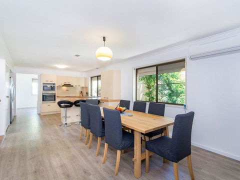 Island Homestay - Sydneys Hotel 10