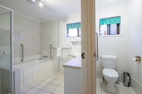 Keith\'s Place, 1 Of The 3 Most Popular Units On Bribie - Sydneys Hotel 17