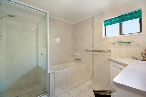 Keith\'s Place, 1 Of The 3 Most Popular Units On Bribie - Sydneys Hotel 27