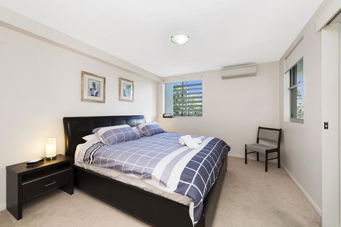 Keith's Sister - Sydneys Hotel 8