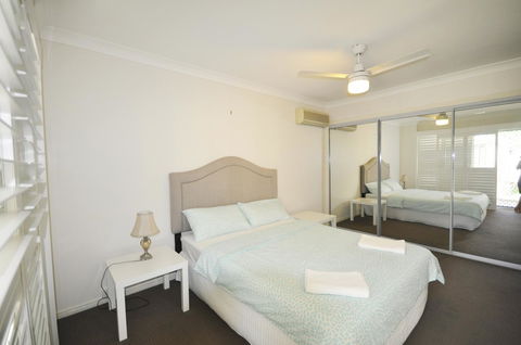 Ocean Wave - Sydneys Hotel 11