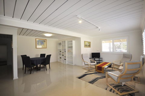 Ocean Wave - Sydneys Hotel 8