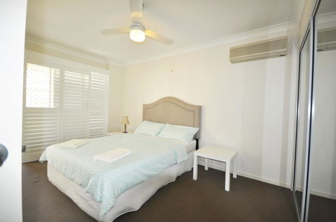 Ocean Wave - Sydneys Hotel 12