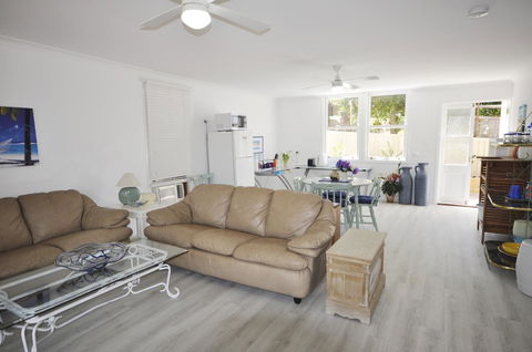 Retro Beach Flat - Sydneys Hotel 14