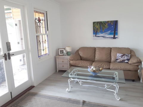 Retro Beach Flat - Sydneys Hotel 13
