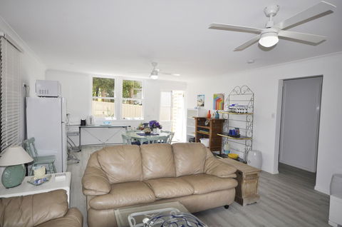 Retro Beach Flat - Sydneys Hotel 3