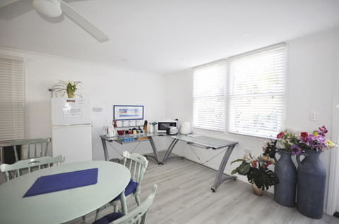 Retro Beach Flat - Sydneys Hotel 9