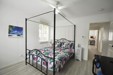 Retro Beach Flat - Sydneys Hotel 8