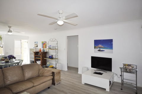 Retro Beach Flat - Sydneys Hotel 4