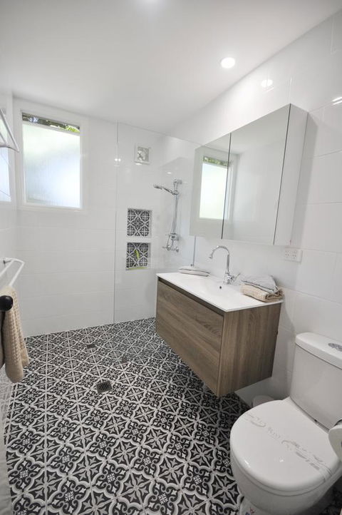 Retro Beach Flat - Sydneys Hotel 6