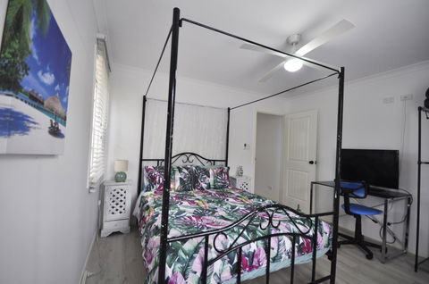 Retro Beach Flat - Sydneys Hotel 7