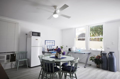 Retro Beach Flat - Sydneys Hotel 12