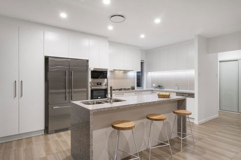 Luxury Canal Front Holiday House - Sydneys Hotel 6
