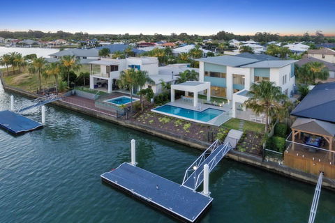 Luxury Canal Front Holiday House - Sydneys Hotel 2