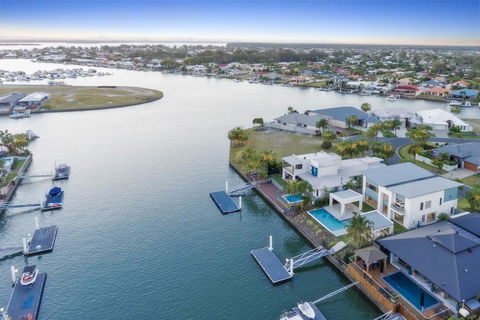 Luxury Canal Front Holiday House - Sydneys Hotel 10