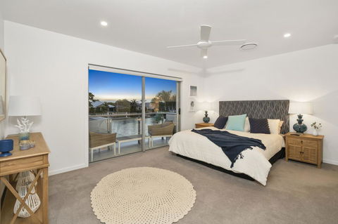Luxury Canal Front Holiday House - Sydneys Hotel 4