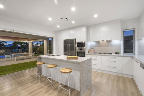 Luxury Canal Front Holiday House - Sydneys Hotel 12
