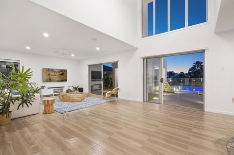 Luxury Canal Front Holiday House - Sydneys Hotel 9