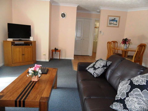 Sylvan Beach Resort - Sydneys Hotel 24