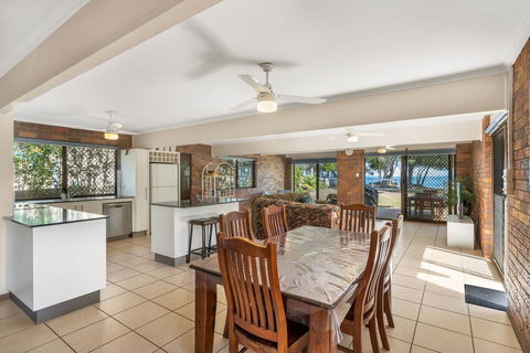 Bribie Beach House - Sydneys Hotel 9