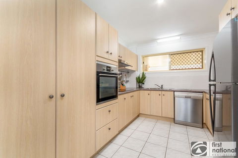 Immaculate Spacious Second Floor Unit Overlooking Pristine Parklands - Sydneys Hotel 7