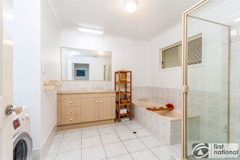 Immaculate Spacious Second Floor Unit Overlooking Pristine Parklands - Sydneys Hotel 1
