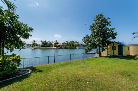 Lowset Home On The Canal - Dolphin Dr, Bongaree - Sydneys Hotel 10