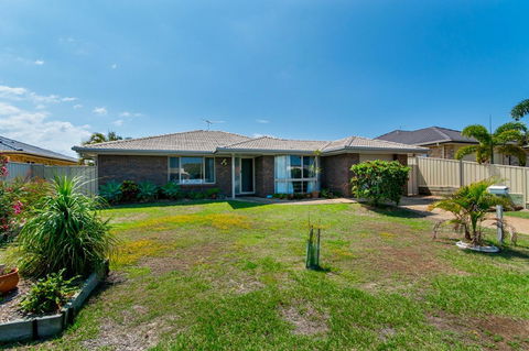 Lowset Home On The Canal - Dolphin Dr, Bongaree - Sydneys Hotel 6