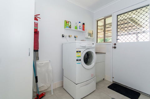 Lowset Home On The Canal - Dolphin Dr, Bongaree - Sydneys Hotel 7