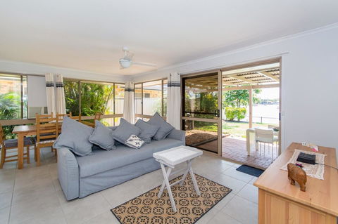 Lowset Home On The Canal - Dolphin Dr, Bongaree - Sydneys Hotel 2