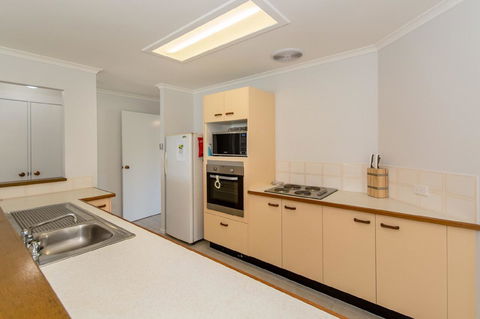 Lowset Home On The Canal - Dolphin Dr, Bongaree - Sydneys Hotel 5