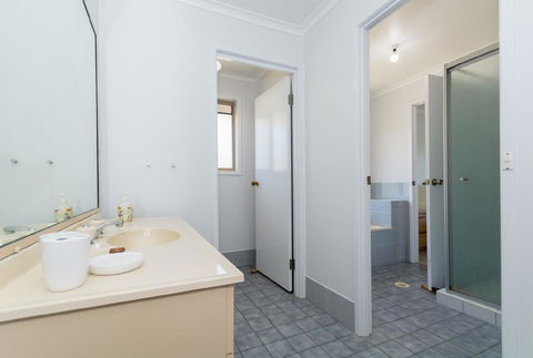 Lowset Home On The Canal - Dolphin Dr, Bongaree - Sydneys Hotel 1