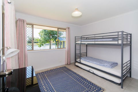 Lowset Home On The Canal - Dolphin Dr, Bongaree - Sydneys Hotel 13