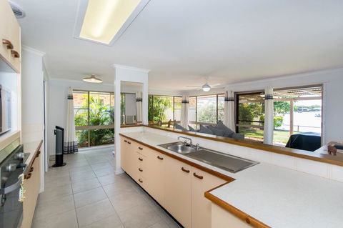 Lowset Home On The Canal - Dolphin Dr, Bongaree - Sydneys Hotel 8