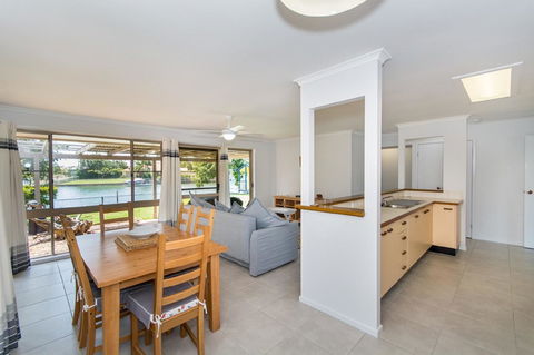 Lowset Home On The Canal - Dolphin Dr, Bongaree - Sydneys Hotel 4