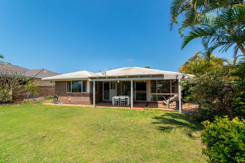 Lowset Home On The Canal - Dolphin Dr, Bongaree - Sydneys Hotel 3